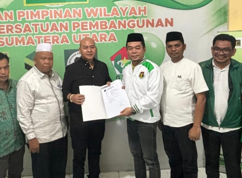BALON Gubsu Nikson Nababan, didampingi tim pemenangan menyerahkan berkas pendaftaran Balon Gubsu, yang diterima Ketua Tim Penjaringan Cagubsu PPP Sumut Jhonson Sihaloho. Waspada/Ist