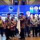 Ketua Umum APPERTI Prof Dr Mansyur Ramly, SE, MSi menyerahkan pataka kepada Ketua APPERTI Sumut Ir Indra Gunawan, MP saat melantik pengurus APPERTI Sumut, Sabtu (18/5). Waspada/Ist