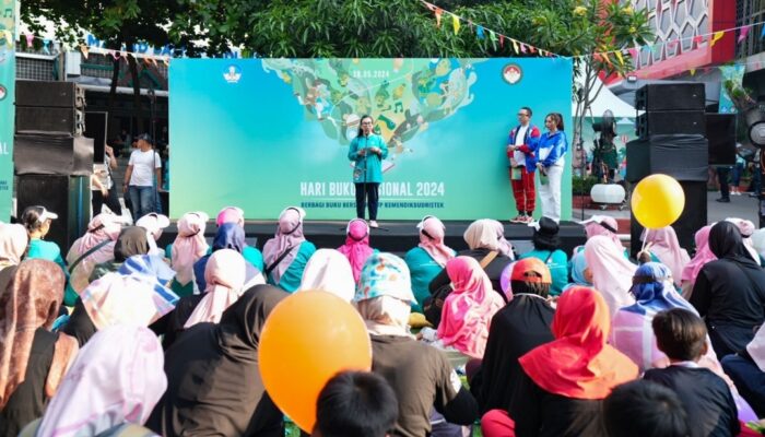 Peringati Hari Buku Nasional, Kemendikbudristek Bagikan 1.800 Buku Bacaan di Car Free Day