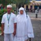 PASANGAN Upik Sulastri dan Edi Saputra saat di Asrama Haji sebelum bertolak ke Tanah Suci. Waspada/Anum Saskia