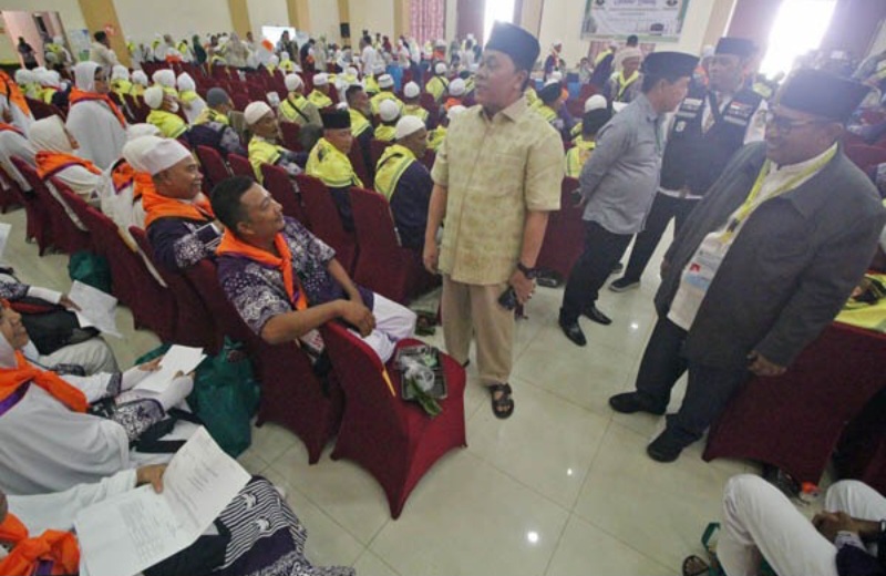 KAKANWIL Kemenag Sumut Ahmad Qosbi Nasution didampingi Kakan Kemenag Langkat Ainul Aswad (kanan) menyambut kedatangan jamaah calon haji Kloter 7 di Asrama Haji Medan, Minggu (19/5). Waspada/Surya Efendi