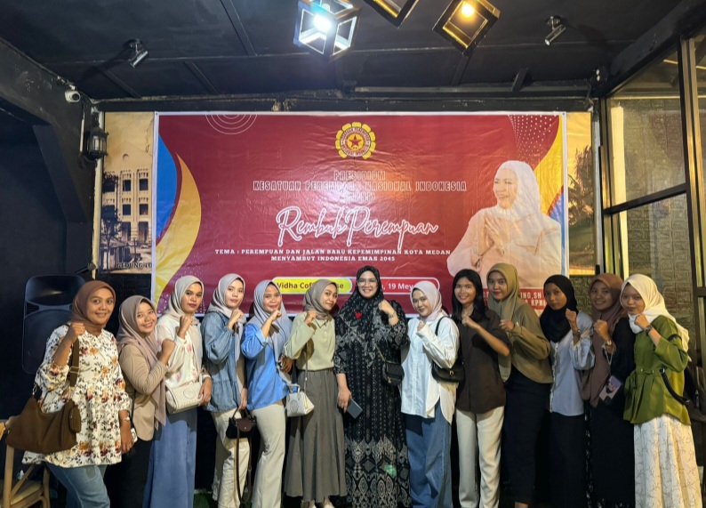 PRESIDIUM KPNI foto bersama usai gelar rembuk perempuan bertema "Perempuan dan Jalan Baru Kepemimpinan Kota Medan Menyambut Indonesia Emas 2045" di Medan, Minggu (19/5/2024). Waspada/ist