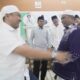 Waspada/Surya Efendi Bupati Labura, Hendriyanto Sitorus saat melepas keberangkatan jamaah calon haji Kloter 7 dari Asrama Haji Medan menuju Kualanamu International Airport, Senin (20/5) dinihari.