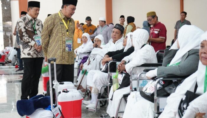 Lepas Kloter 11 Kakanwil Kemenagsu Ingatkan Calhaj Harus Saling Membantu
