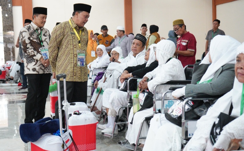 Lepas Kloter 11 Kakanwil Kemenagsu Ingatkan Calhaj Harus Saling Membantu