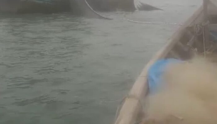 Nelayan Kecil Halau Empat Kapal Pukat Teri Lingkung Menangkap Ikan Di Zona I