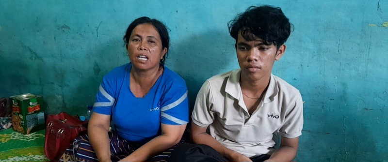 LENNY br Damanik, ibu kandung almarhum Michael, didampingi abang kandung korban bernama Bonny (kanan), usai acara pemakaman jenazah anaknya di Taman Pemakaman Umum (TPU) Kristen di Kampung Tapanuli Desa Amplas Kecamatan Percut Seituan, Kabupaten Deliserdang, Minggu (26/5). Waspada/ist