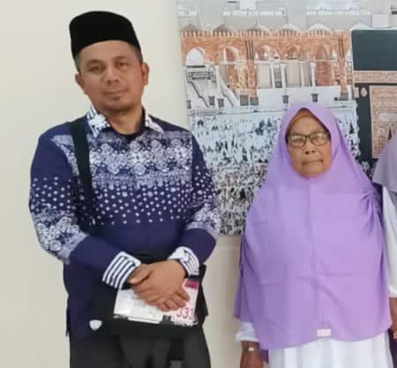Abdul Munir Bahagia Dampingi Ibunya Ke Tanah Suci
