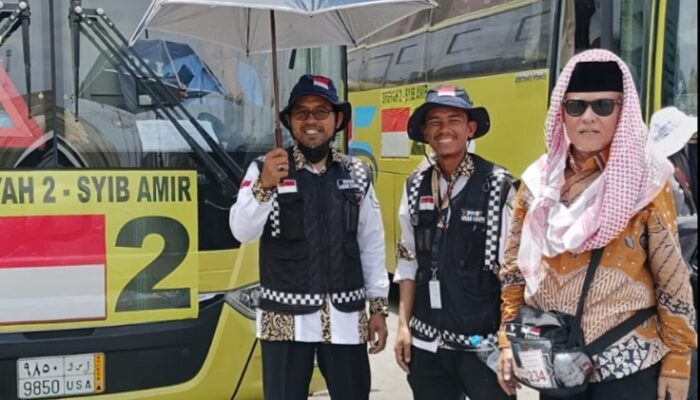 Ramah Tamah Petugas Bus Shalawat Di Makkah