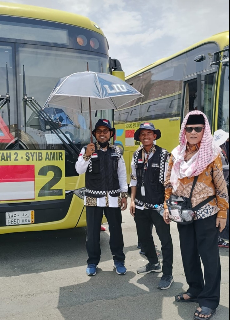 Ramah Tamah Petugas Bus Shalawat Di Makkah