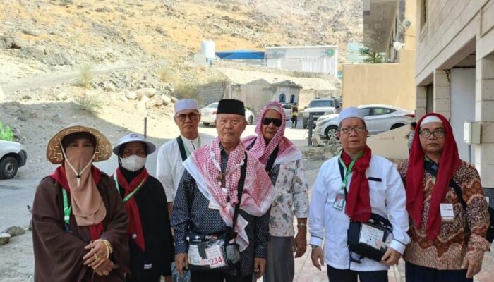 Panas Terik Tidak Surutkan Kunjungi Jabal Rahmah Dan Jabal Tsur