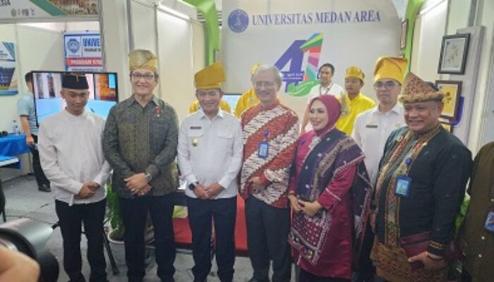 Pj Gubsu Kunjungi Stan Pameran UMA Di PRSU