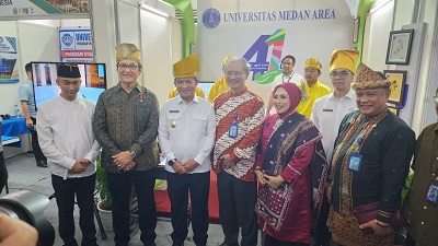 PJ. Gubsu Hassanudin dan Raja Muda Arya Konsulat Turki saat mengunjungi Stan UMA di PRSU. Pj Gubsu diterima Rektor UMA, Prof Dadan Ramdan dan para wakil rektor. Waspada/Ist