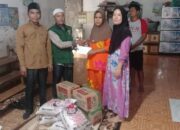 Tiga orang guru dan satu penjaga kantin yang ikut jadi korban kebakaran SDN 0801 Pinarik mendapat bantuan sembako dari Baznas Palas.(Waspada/Ist)