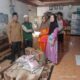 Tiga orang guru dan satu penjaga kantin yang ikut jadi korban kebakaran SDN 0801 Pinarik mendapat bantuan sembako dari Baznas Palas.(Waspada/Ist)