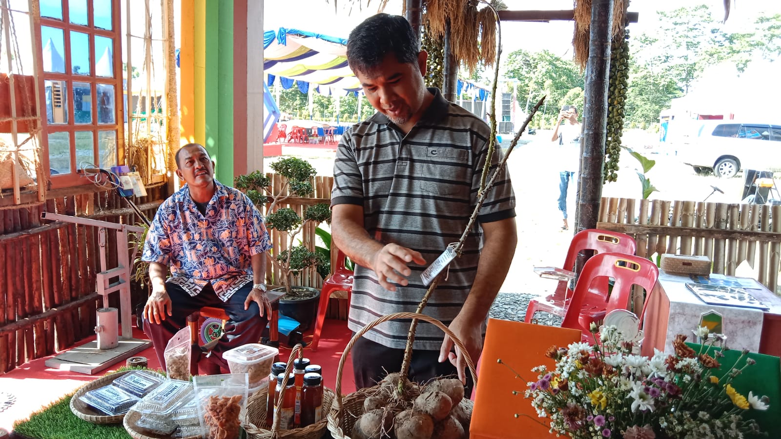 Stand TTG Aceh Besar Pamerkan Produk UMKM Stand TTG Aceh Besar Pamerkan Produk UMKM