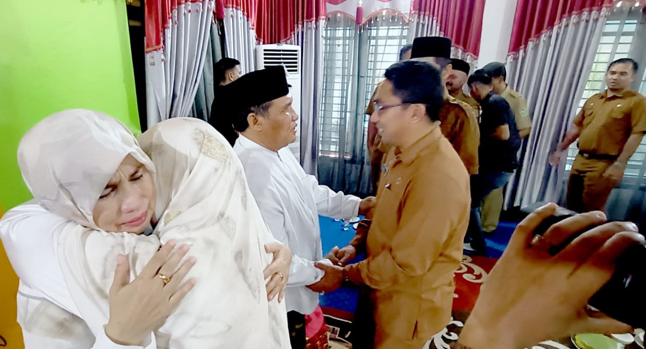Prosesi Peusijeuk Pj Bupati Pidie Dan Isteri Ke Tanah Suci Penuh Haru Prosesi Peusijeuk Pj Bupati Pidie Dan Isteri Ke Tanah Suci Penuh Haru