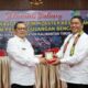 Kadiskes Aceh, dr Munawar, Sp.Og(K) dan Kadiskes Kaltim dr Mualimin, Sp.KJ saling bertukar cenderamata. (Waspada/Zafrullah)