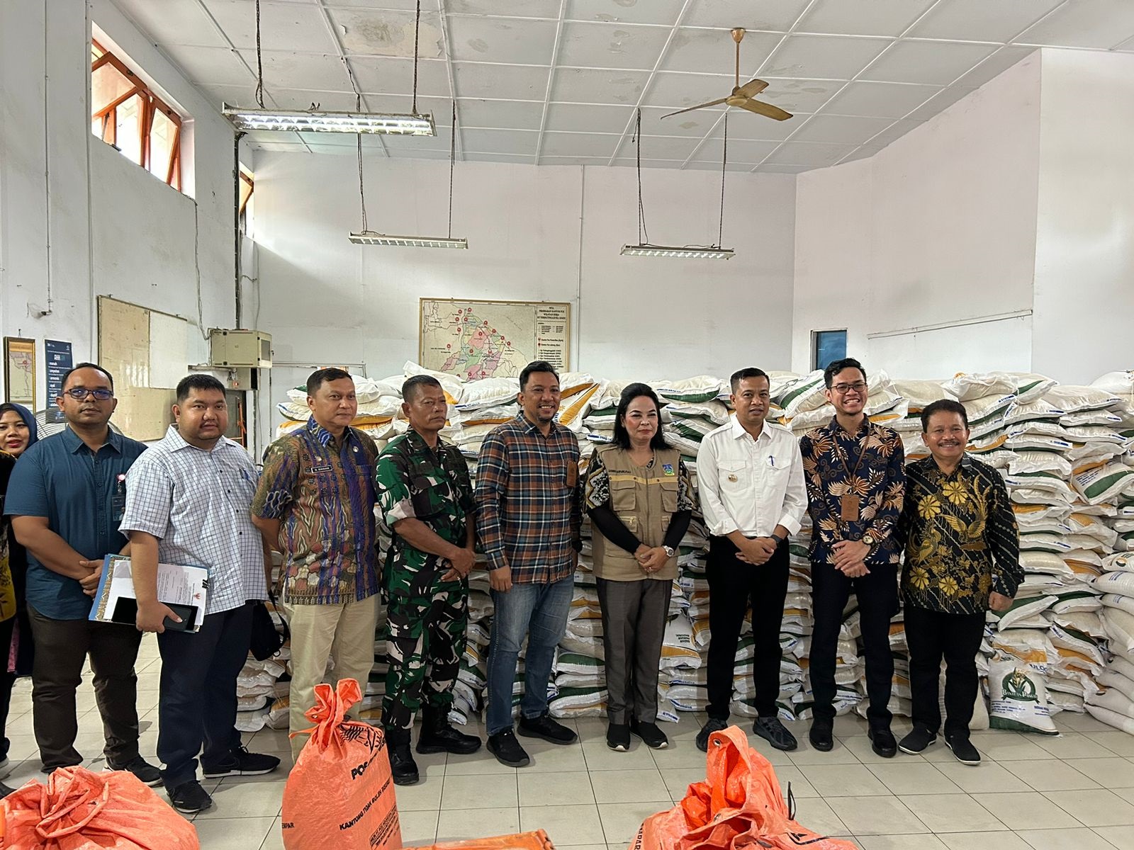 Pj Wali Kota Pantau Penyaluran Bantuan Di Kantor Pos Tebingtinggi Pj Wali Kota Pantau Penyaluran Bantuan Di Kantor Pos Tebingtinggi