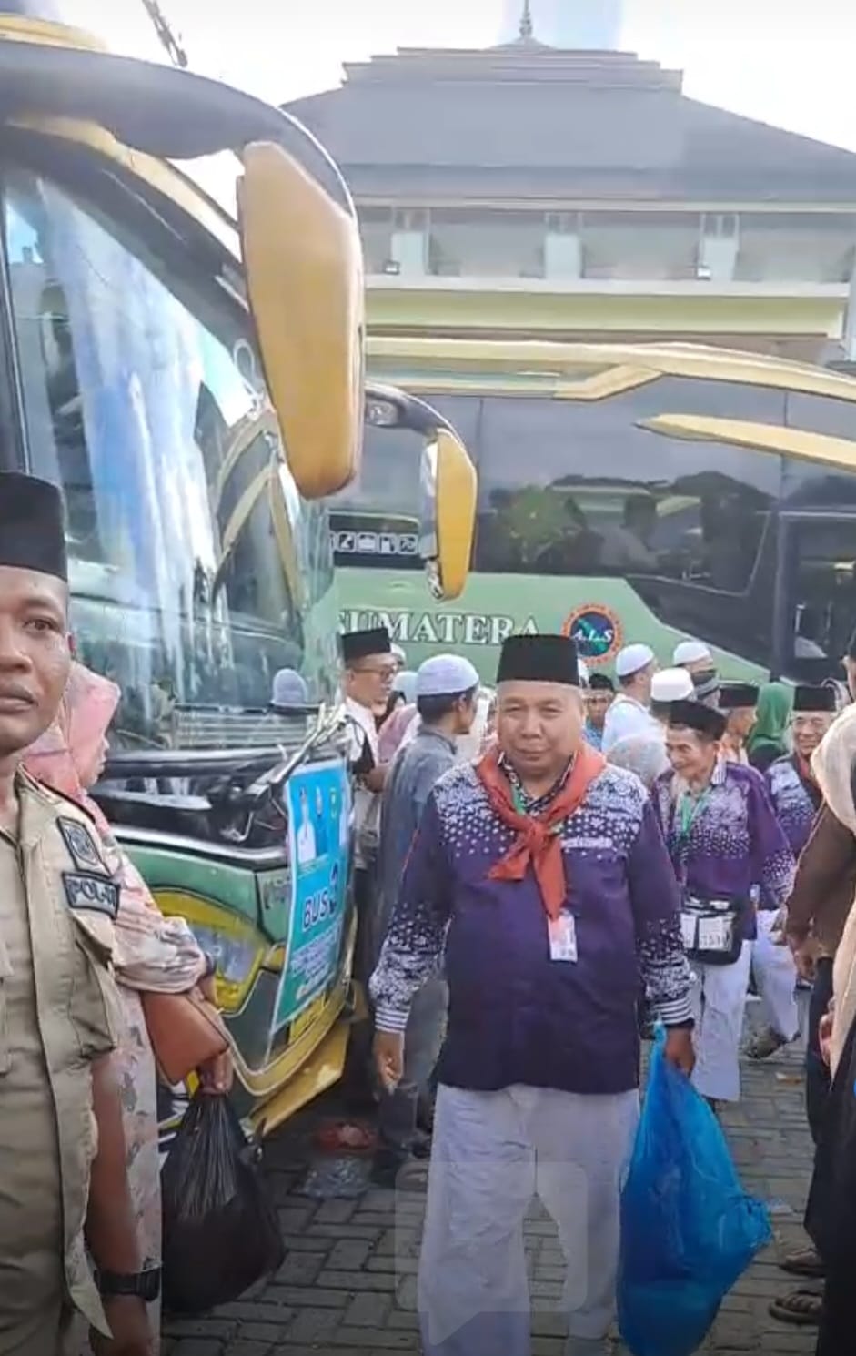 Wabup Lepas Keberangkatan 359 Calhaj Madina Wabup Lepas Keberangkatan 359 Calhaj Madina