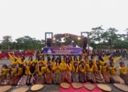 Tarian massal pelajar SMPN 1 Seunagan pada opening gelar teknologi tepat guna di Alun-Alun Suka Makmue, Kamis (9/5).(Waspada/Muji Burrahman)