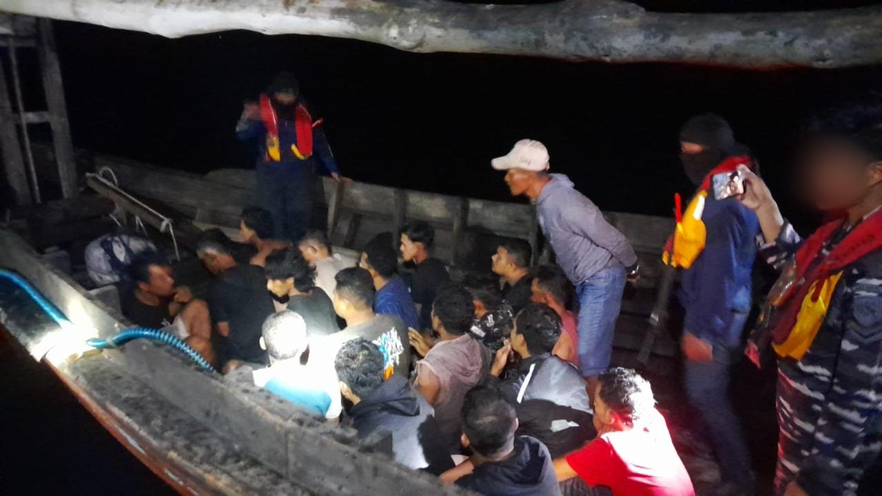 23 PMI Ilegal Diamankan TNI AL Di Perairan Kualatanjung 23 PMI Ilegal Diamankan TNI AL Di Perairan Kualatanjung