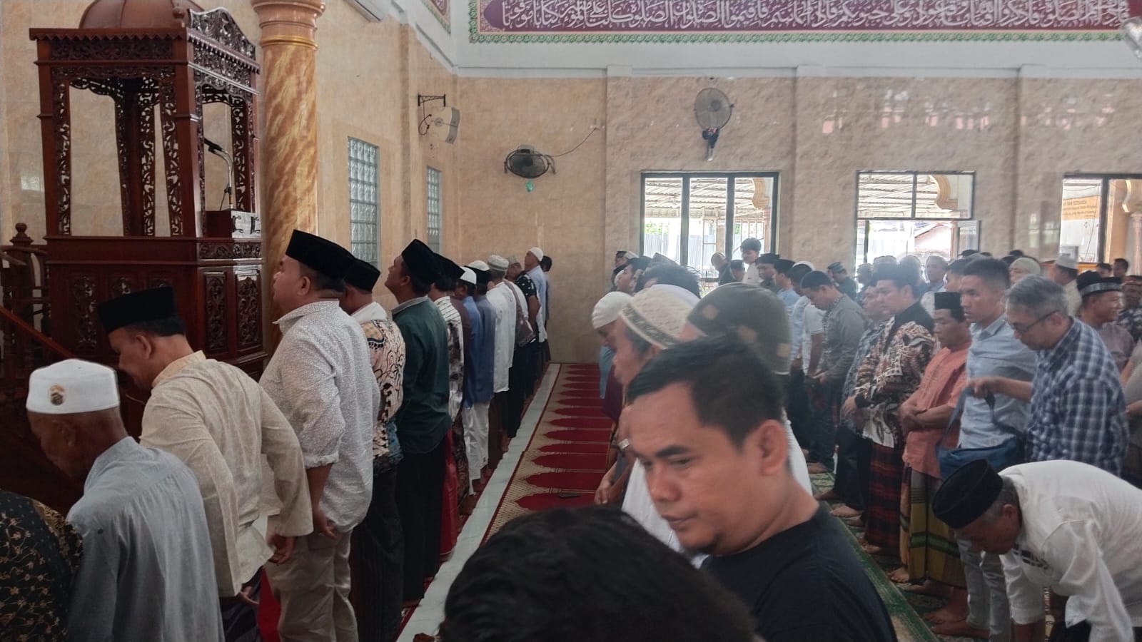 Bacabup Agara Salim Fakhry Sholat Jumat Di Masjid Babussalam Bacabup Agara Salim Fakhry Sholat Jumat Di Masjid Babussalam