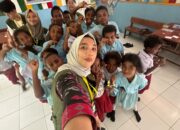 Brigpol Puput, Polwan Polres Padangsidimpuan, saat pengabdian “Ekspedisi Sapa Papua” di Friwen, Raja Ampat, Papua Barat. (Waspada/Ist)