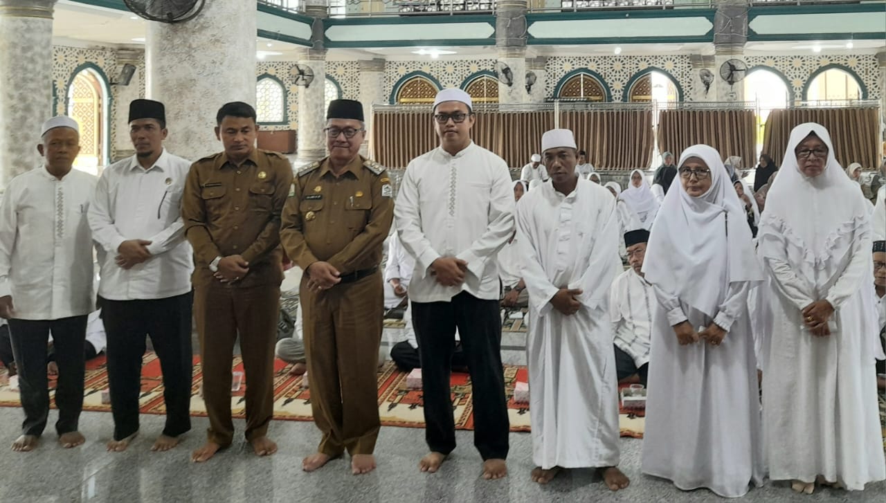 Pj Bupati Peusejuk Dan Lepas Keberangkatan Jamaah Haji Aceh Singkil Pj Bupati Peusejuk Dan Lepas Keberangkatan Jamaah Haji Aceh Singkil
