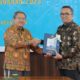 Tampak dalam gambar Pj. Wali Kota Sabang, Reza Fahlevi menerima LHP dengan WTP dari Kepala BPK RI, Perwakilan Banda Aceh, Rio Tirta. (Waspada/ist)