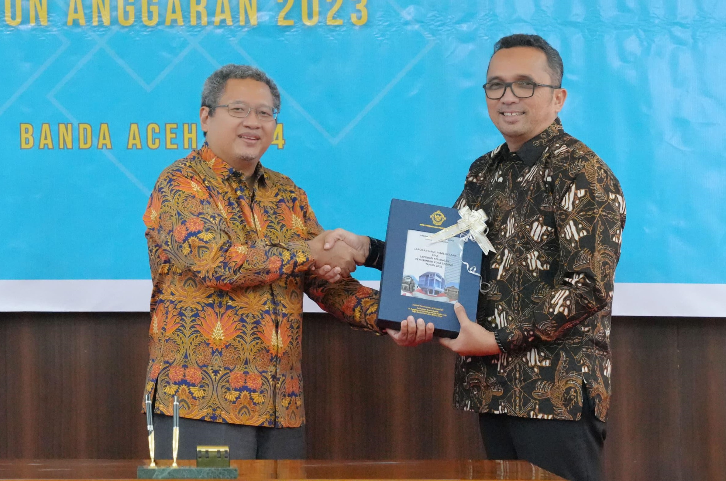Tampak dalam gambar Pj. Wali Kota Sabang, Reza Fahlevi menerima LHP dengan WTP dari Kepala BPK RI, Perwakilan Banda Aceh, Rio Tirta. (Waspada/ist)