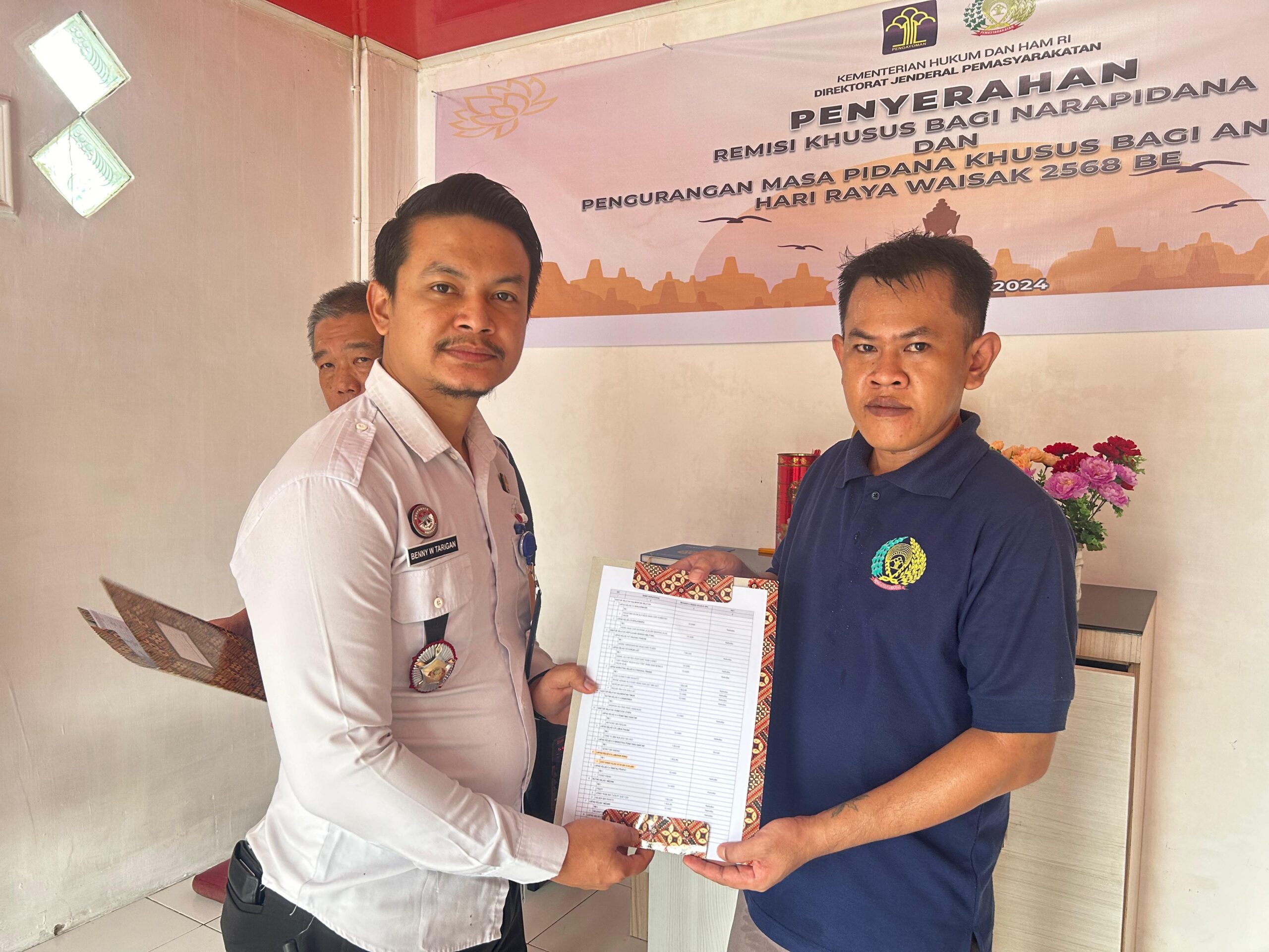 Hari Raya Waisak, Dua WB Lapas Labuhan Ruku Terima Remisi Khusus Hari Raya Waisak, Dua WB Lapas Labuhan Ruku Terima Remisi Khusus