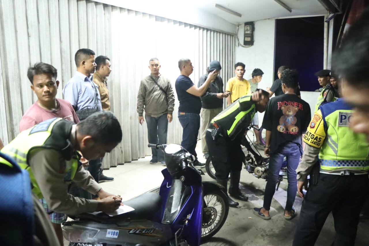 Polres Sergai menggelar patroli skala besar di beberapa titik warna tindakan kejahatan. Waspada/ist