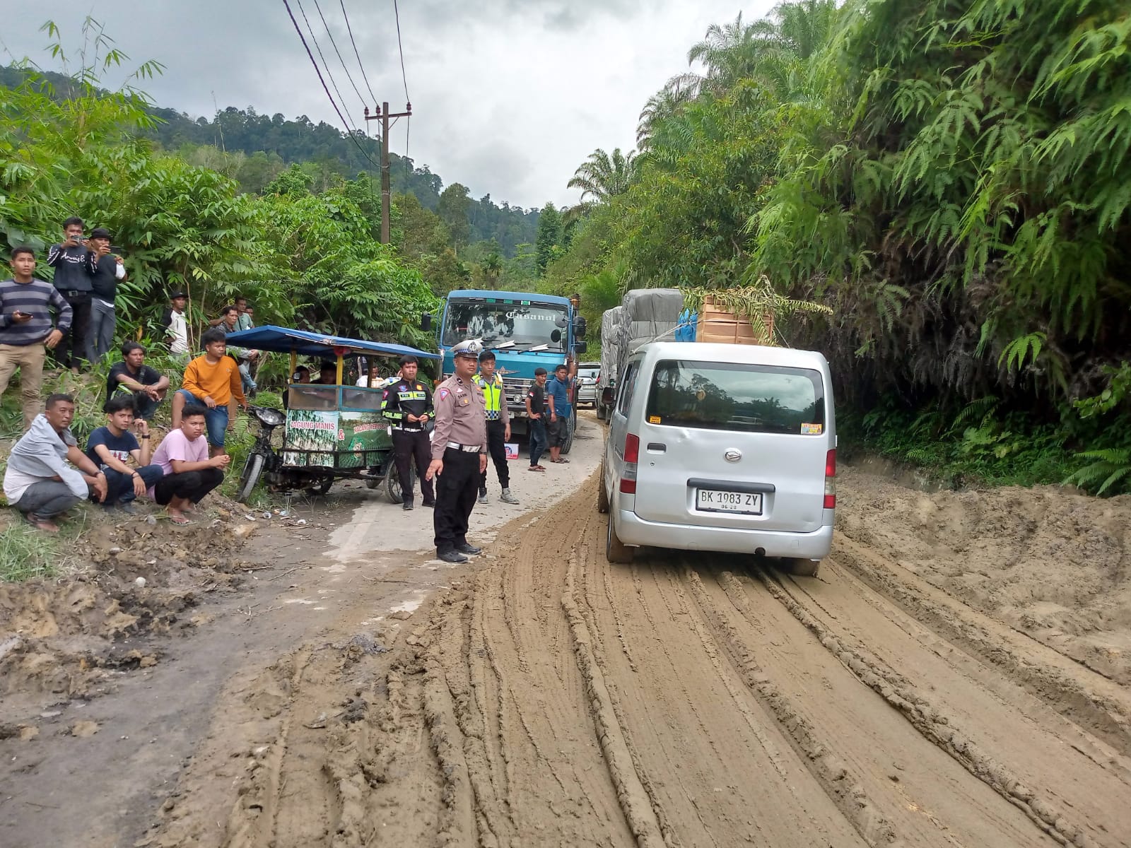 Situasi di lokasi kejadian ketika arus lalu lintas mulai berangsur normal. (Waspada/Ist)