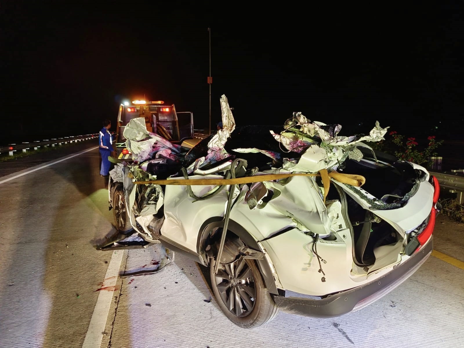 Kondisi mobil Honda HRV yang hancur saat Lakalantas di Tol Deliserdang. (Waspada/ist).