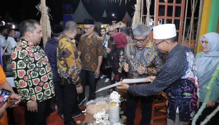 Pj Bupati Dampingi Pj Gubernur Saat Tinjau Stand Aceh Besar Di TTG XXV