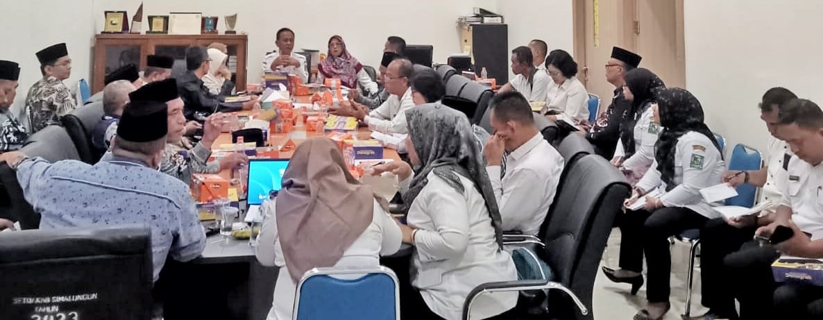 PA, Kemenag dan Pemkab Simalungun saat rapat membahas rencana sidang Isbat Nikah Terpadu di ruang rapat Kantor Bupati Simalungun di Pamatangraya, Rabu (15/5).(Waspada/ist).