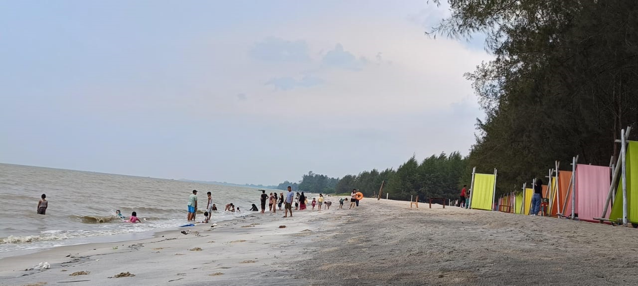 Indahnya Pantai Romantis yang ada di Desa Sei Nagalawan, Kec. Perbaungan, Sergai. Waspada/Darmawan
