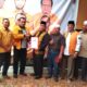 Balon Wali Kota Padangsidimpuan Ir. H. Arwin Siregar (tengah) foto bersama dengan Ketua DPC Hanura Padangsidimpuan H. Marataman Siregar SH (3 kanan) dan Ketua Tim Pendaftaran dan Penjaringan Balon Wali Kota dan Wakil Wali Kota DPC Partai Hanura Padangsidimpuan, Suwandi Sahputra Harahap SE (3 kiri), Kamis (16/5). Waspada/Mohot Lubis