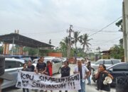 Para mahasiswa saat menggelar aksi di halaman hotel Sing A Song, Kamis (16/5) siang.(Waspada/ist).
