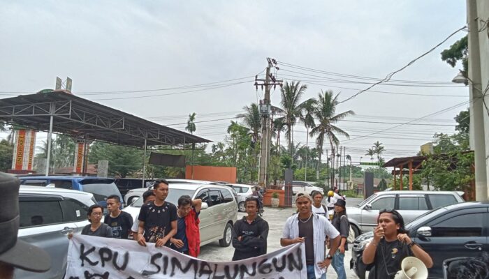 KPU Simalungun Diduga Langgar Kode Etik, Mahasiswa Aksi Unjuk Rasa Di Lokasi Pelantikan PPK