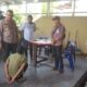 Salah seorang tersangka pencuri puluhan Unit AC di sebuah hotel terbengkalai saat diinterogasi petugas di Mapolsek Kita Alam Polresta Banda Aceh. (Waspada/Zafrullah)