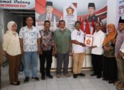 H. Zonny Waldi yang juga Wakil Bupati Simalungun didampingi aktivis buruh Sukoso Winarto saat menyerahkan formulir pendaftaran kepada panitia tim penjaringan Partai Gerindra Kab. Simalungun, Kamis (16/5).(Waspada/ist).