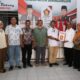 H. Zonny Waldi yang juga Wakil Bupati Simalungun didampingi aktivis buruh Sukoso Winarto saat menyerahkan formulir pendaftaran kepada panitia tim penjaringan Partai Gerindra Kab. Simalungun, Kamis (16/5).(Waspada/ist).