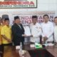 Irsan Efendi Nasution serahkan formulir pendaftaran kepada Sekretaris DPC dan Tim Penjaringan Partai Gerindra Ashari Harahap. (Waspada/Sukri Falah Harahap)