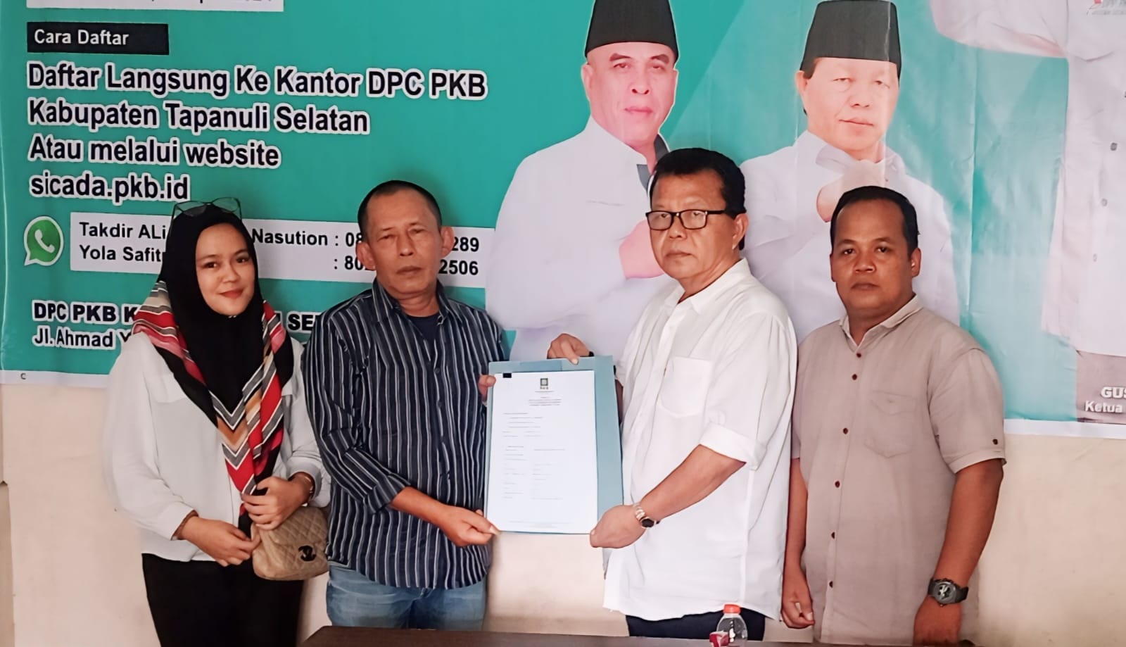 Ahmad Fauzan Daulay, SE, MM, diwakili Harry Siregar (2 kanan) foto bersama dengan Ketua DPC PKB Tapsel H.Mahmudin Nasution, SH (2 kanan), Ketua Desk Pilkada DPC PKB Tapsel, Takdir Ali Sahbana Nasution (kanan) dan pengurus DPC PKB Tapsel, Yola, Jumat (10/5). Waspada/ist.