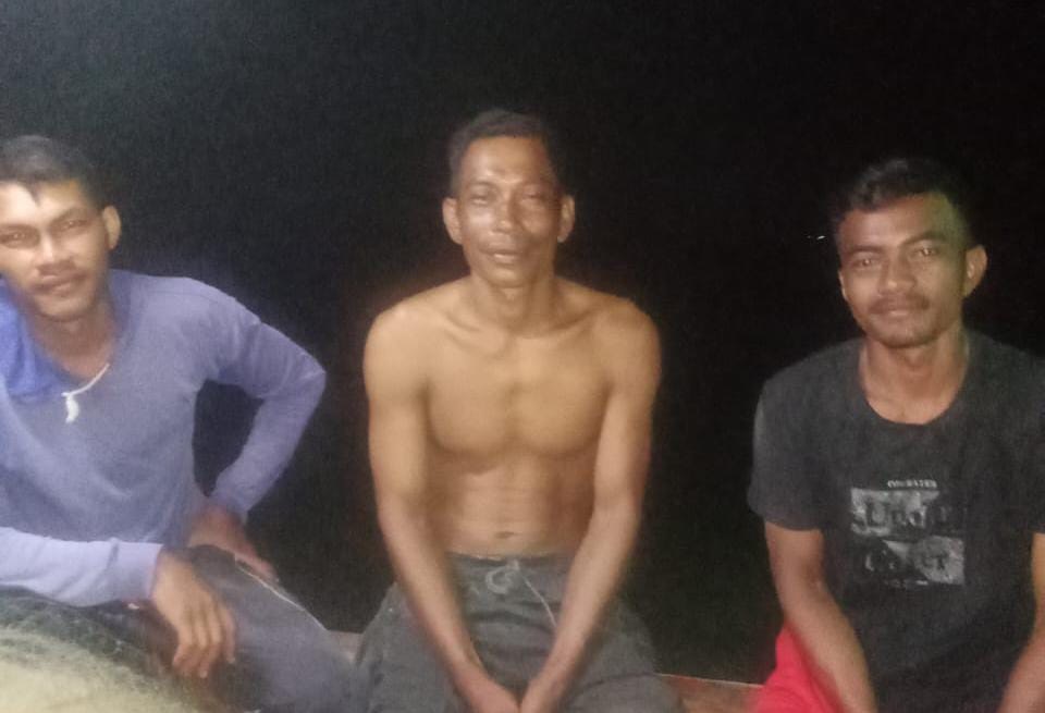 Muzakir, Muhammad Rizki dan Muhammad Dewa, korban kecelakaan tabrakan kapal di perairan Selat Malaka dan diselamatkan nelayan Sumatera Utara yang kini telah kembali ke Teupin Pukat, Nurussalam, Aceh Timur, Minggu (12/5). Waspada/Ist.