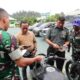 Pemeriksaan kendaraan dinas roda dua dan empat yang digunakan personel Kodim 0117/Aceh Tamiang, Senin (13/5) di Makodim setempat. (Yusri/Waspada).