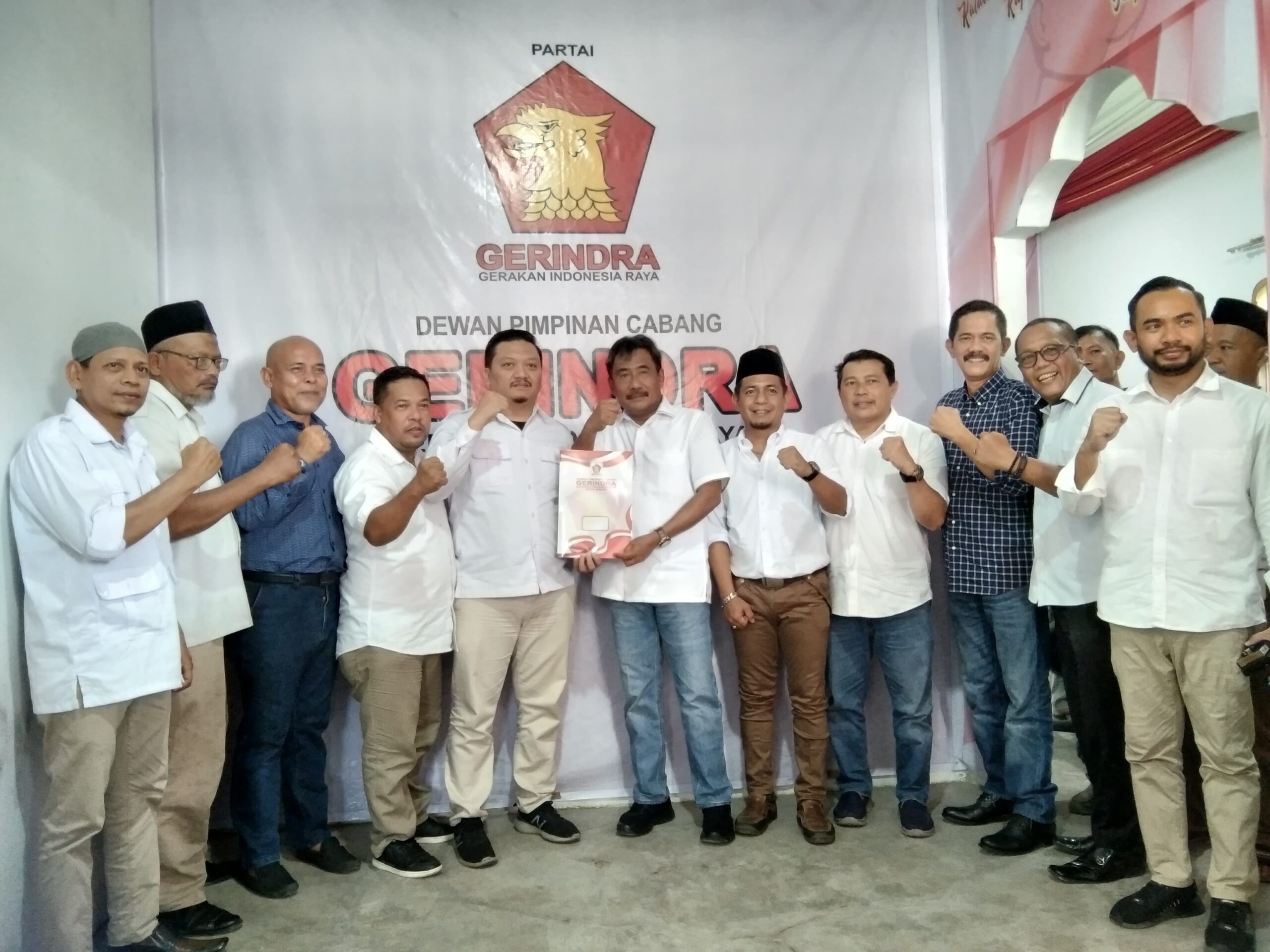 Drs H Amir Hamzah M AP terlihat mengembalikan berkas yang diterima langsung oleh Ketua Tim Penjaringan Anugrah Putra Ramadhan Nasution yang didampingi oleh Ketua dan Pengurus Partai Gerindra.(Waspada/Ist).