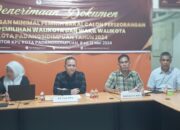 Ketua KPUTagor Dumora dalam konferensi pers Senin (13/5/2024), menyatakan tidak ada bakal calon perseorangan di Pilkada Padangsidimpuan tahun 2024. (Waspada/Sukri Falah Harahap)
